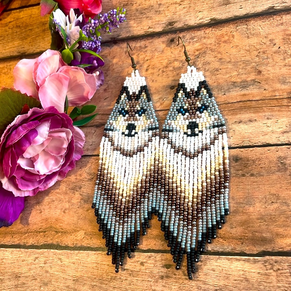 Wolves Beaded Earring - Picture 2 of 5